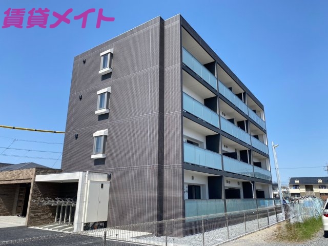 三重郡川越町大字豊田のマンションの建物外観