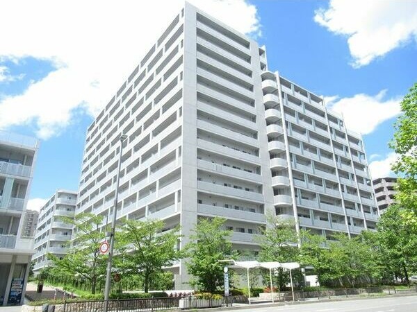 豊中市新千里西町のマンションの建物外観