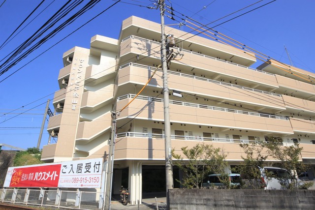 松山市空港通のマンションの建物外観