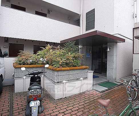 【京都市西京区大枝塚原町のマンションのエントランス】