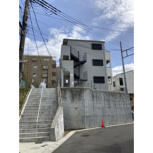 【川崎市宮前区犬蔵のアパートのエントランス】