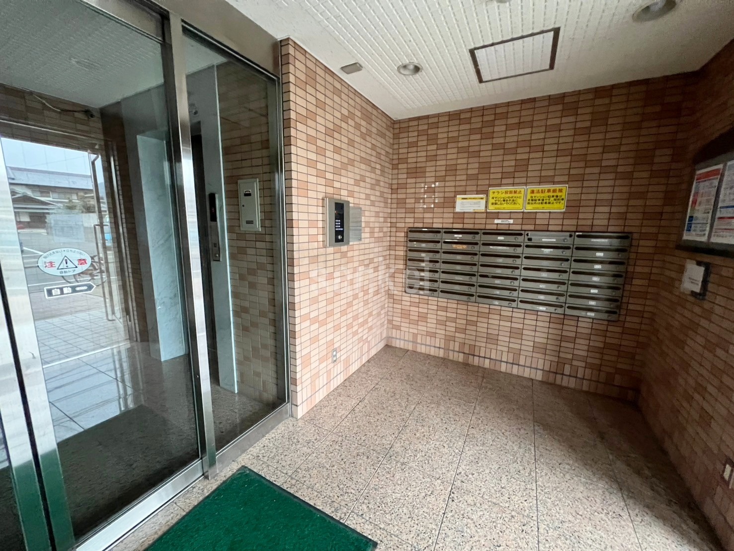 【岡山市北区東花尻のマンションのエントランス】