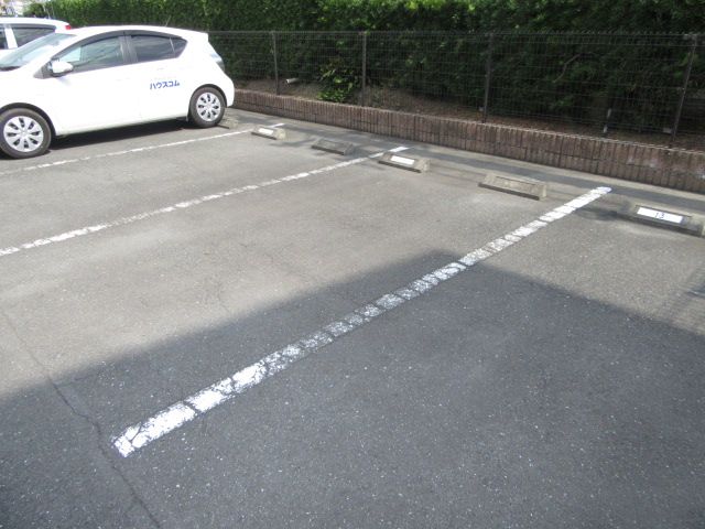 【袋井市川井のマンションの駐車場】