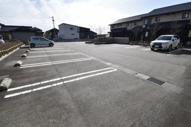 【カレンデュラIIの駐車場】