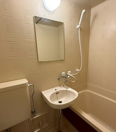 洗面設備　バスルームにある洗面台です！鏡の前で身支度ばっちりできちゃい