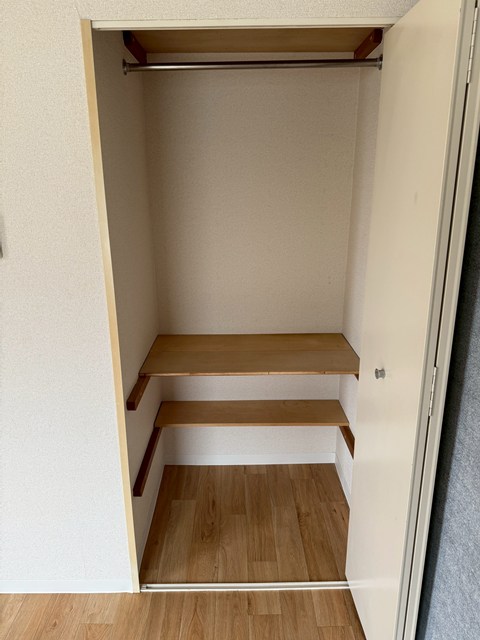 収納　玄関から入って左側、洋室4.5帖のお部屋にあるクローゼットで