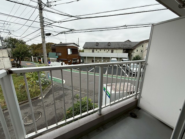 バルコニー　洋室のお部屋それぞれにバルコニーが付いています！お洗濯ものを