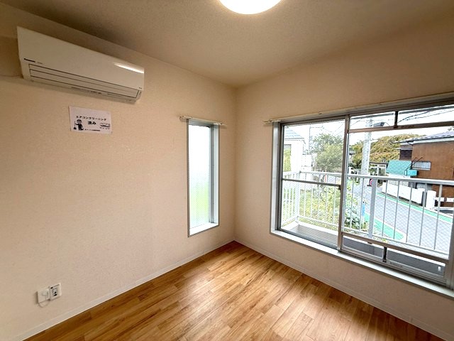 居室・リビング　洋室4.5帖☆玄関から入って右側・バルコニーに繋がる角部屋二