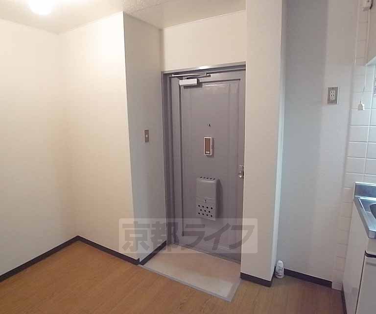 玄関　室内からみた玄関