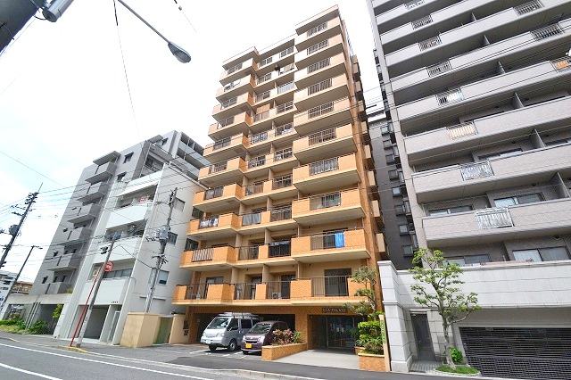 建物外観　好立地にそびえ立つ人気の分譲賃貸♪