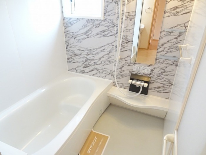 バス・シャワールーム　追い焚き給湯式浴室