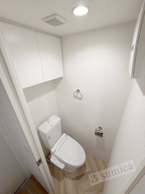 トイレ　人気アイテムの温水洗浄便座。清潔感のあるトイレです。