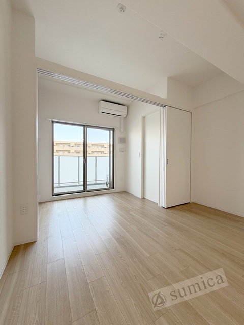 バルコニー　内装は落ち着いています。おおきな窓で明るさを演出。