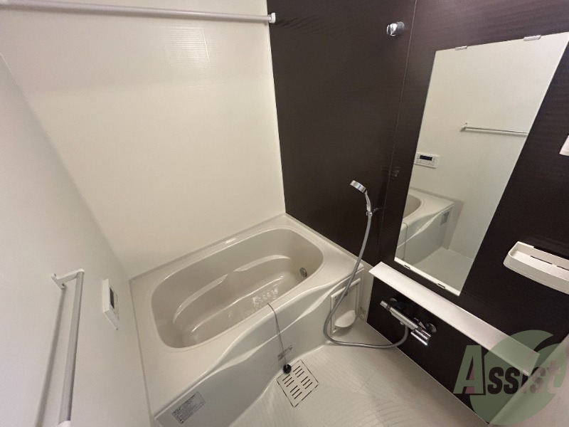 バス・シャワールーム　浴室は狭すぎず、シャワーも浴びやすそうです。