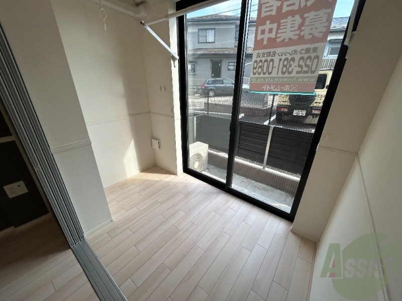 バルコニー　バルコニーは洗濯物がはかどりそうな広さがありますよ。