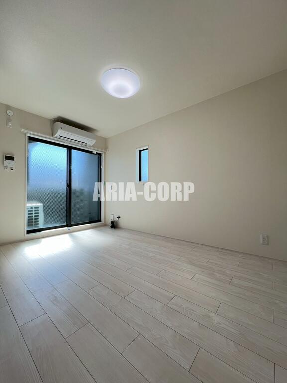 居室・リビング　白を基調としたお洒落なお部屋！奥行きたっぷりの空間です♪