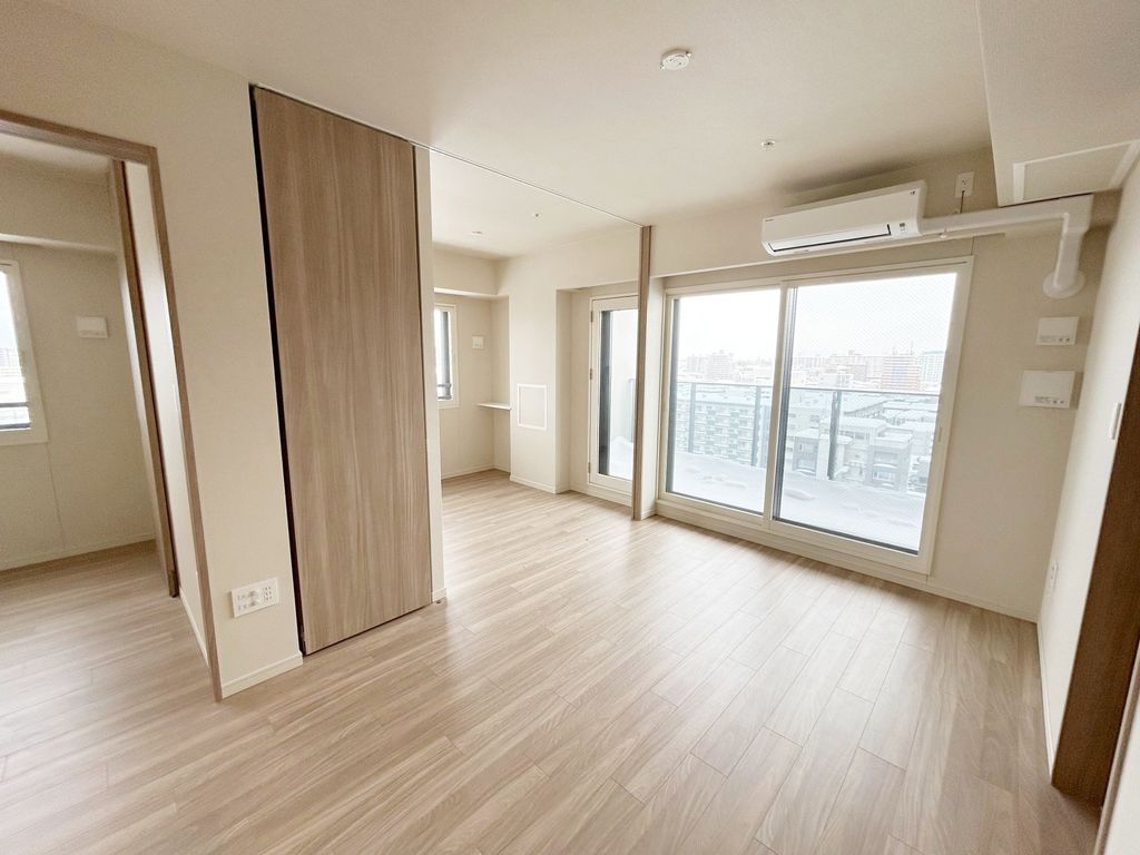 居室・リビング　リビング10.0帖（エアコン・床暖房付きです♪）