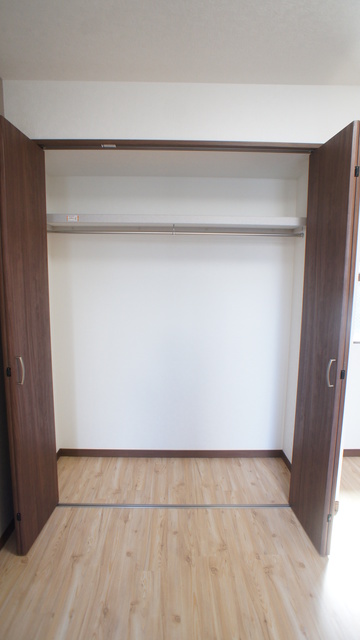 収納　増えがちな荷物をスッキリ収納できる大きめクローゼットです♪