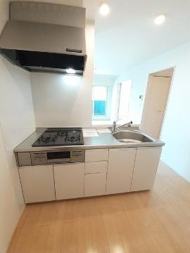 キッチン　ガスコンロとグリル付システムキッチン