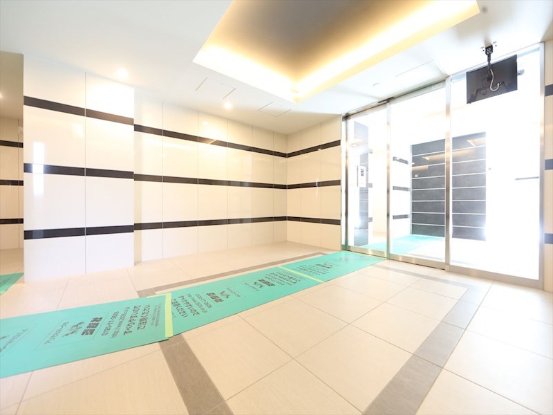 エントランス　エントランス　オートロック付　防犯カメラ有り