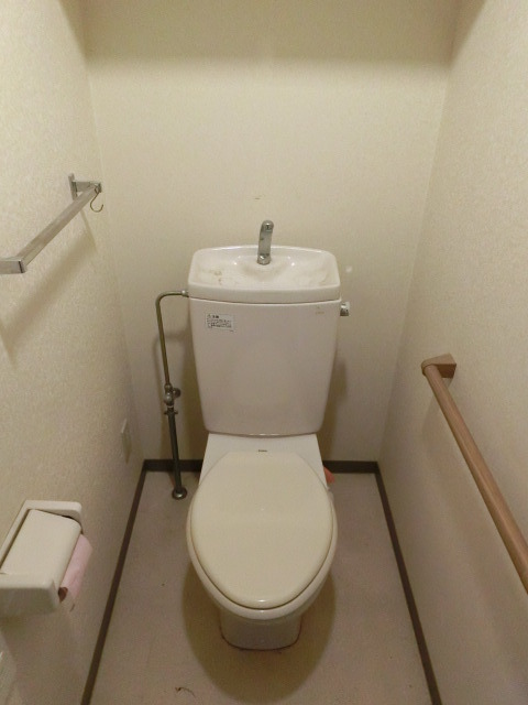 トイレ　上部に収納がありますのでストック品は収納へ…。