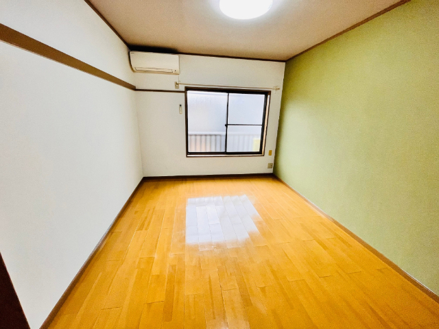 居室・リビング　同建物２０８号室の内装写真転載