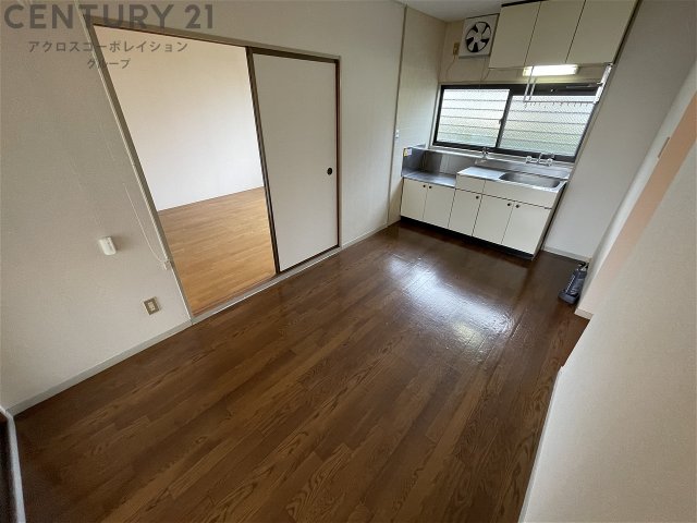 居室・リビング　床色が落ち着いた色合いで綺麗です♪