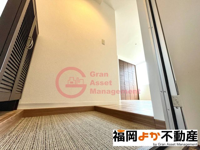 玄関　【303号室実写真】収納もある玄関です