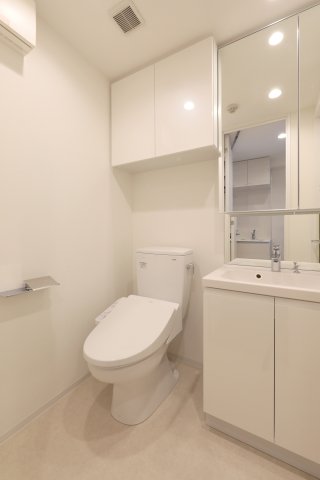 トイレ　落ち着いた色調のトイレです