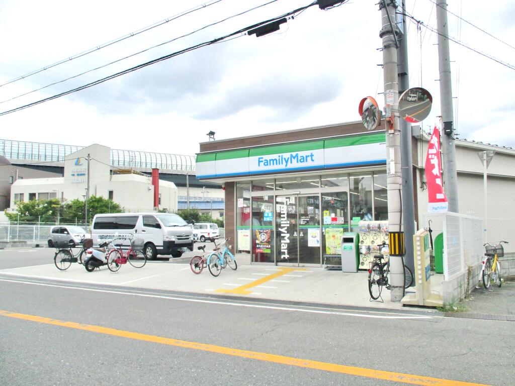 コンビニ　ファミリーマート門真宮前町店（コンビニ）まで270m