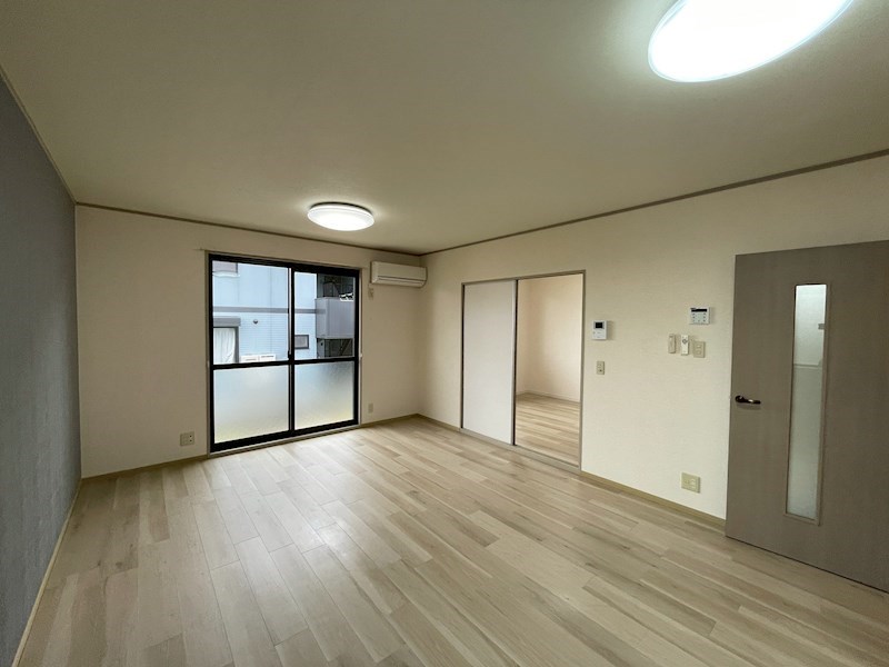 居室・リビング　エアコン・照明付きのお部屋です