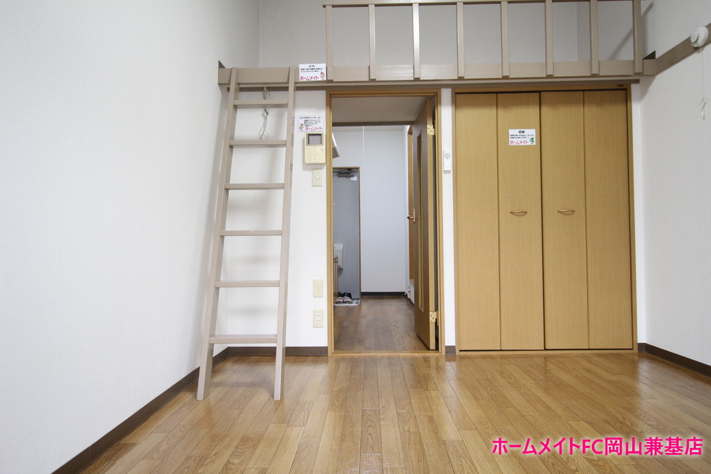 プレアール高島新屋敷の居間写真