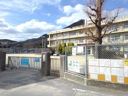 小学校　泉小学校（小学校）まで400m