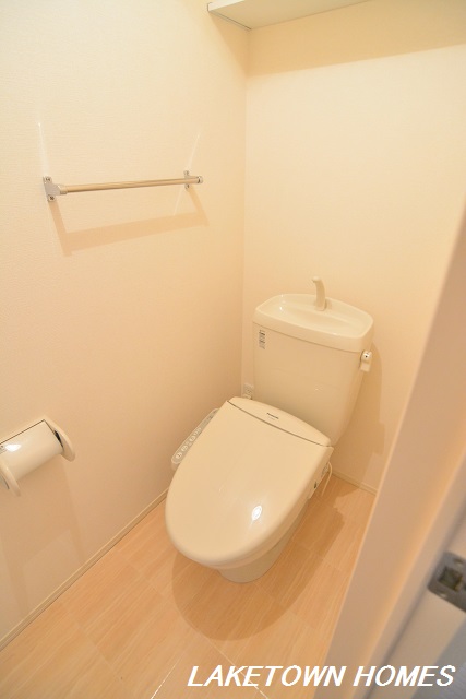 トイレ　上部に収納棚のある温水洗浄便座付のトイレです。