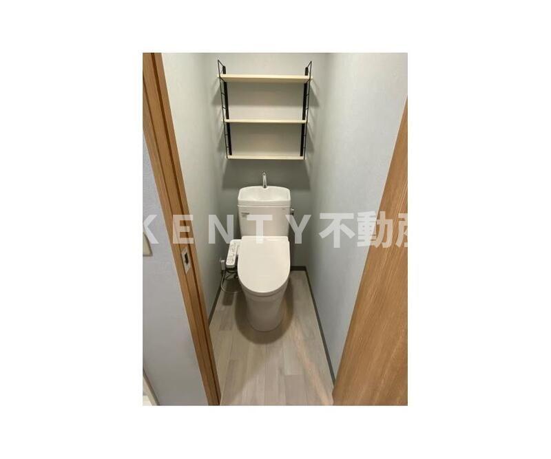 トイレ　落ち着いた色調のトイレです