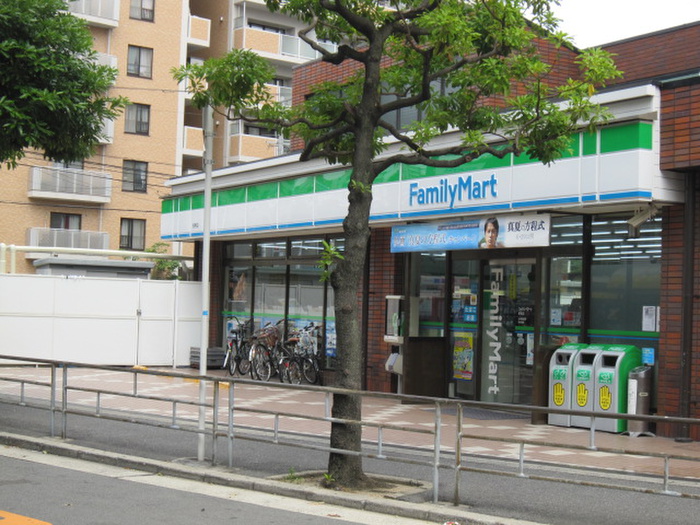 コンビニ　ファミリーマート（コンビニ）まで370m