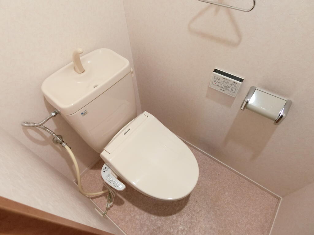 トイレ　温水洗浄便座です