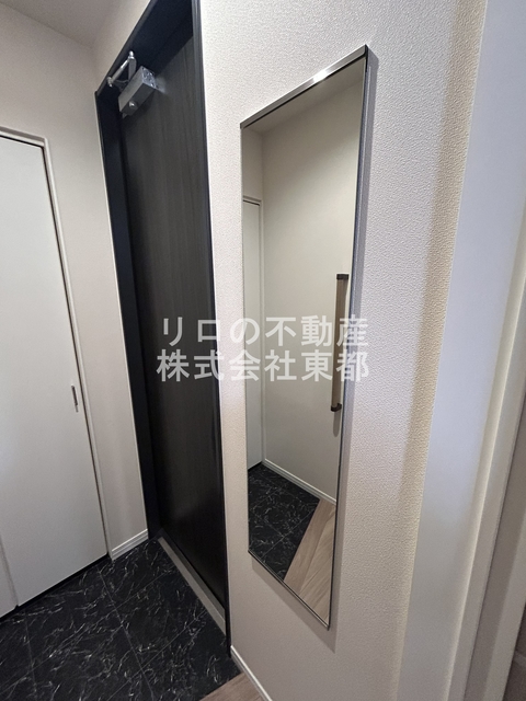 玄関　玄関には姿見があるので、お出かけ前にチェックできます♪