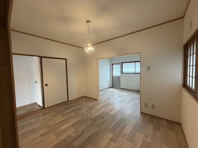 箕面市粟生新家5丁目戸建の居間写真