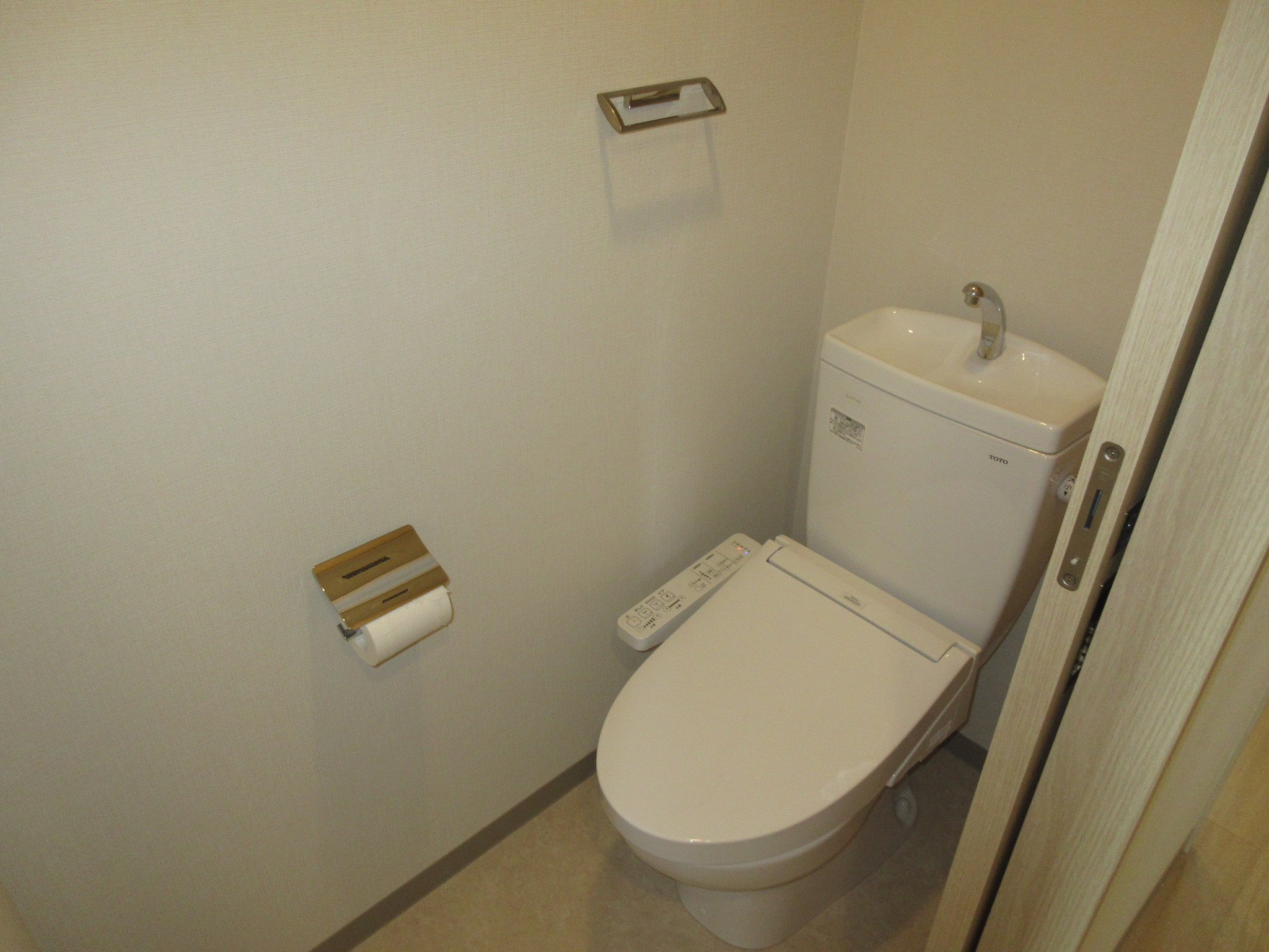 ＪＲ関西本線 東部市場前駅 徒歩6分 10階建 築5年のトイレ写真