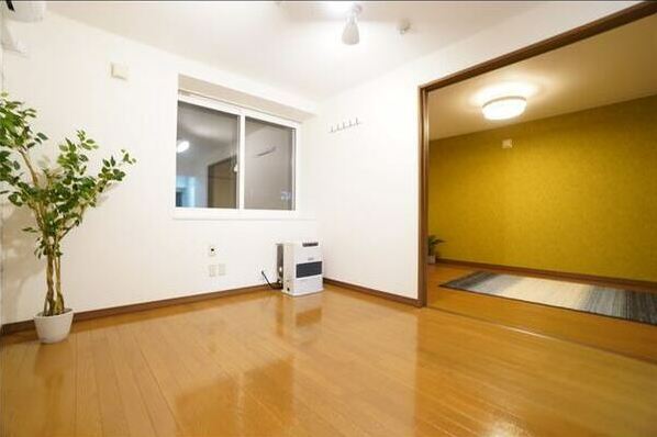 第41森宅建マンションの居間写真
