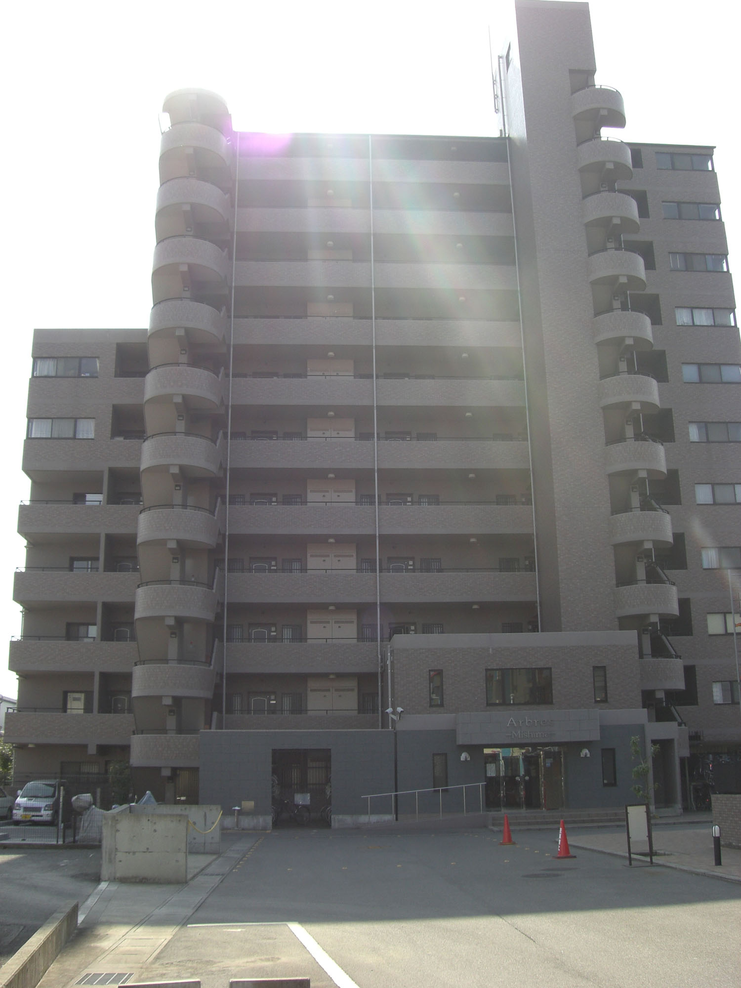 三島市長伏のマンションの建物外観