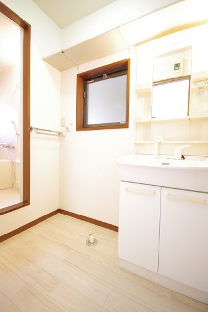 洗面設備　窓付きの洗面所で換気スムーズ