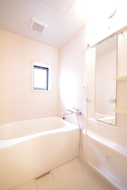 バス・シャワールーム　窓付きバスルームで換気スムーズ！