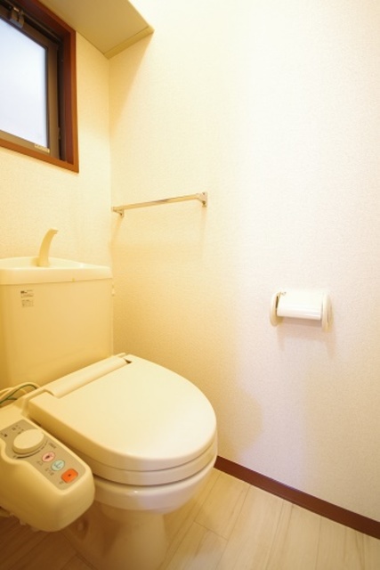 トイレ　窓付きで明るいトイレです♪