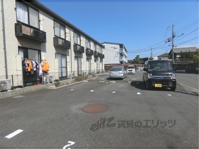 【東近江市八日市緑町のアパートの駐車場】