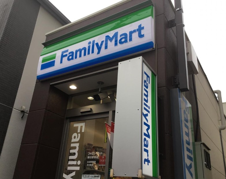 コンビニ　ファミリーマート蒔田駅前店（コンビニ）まで133m