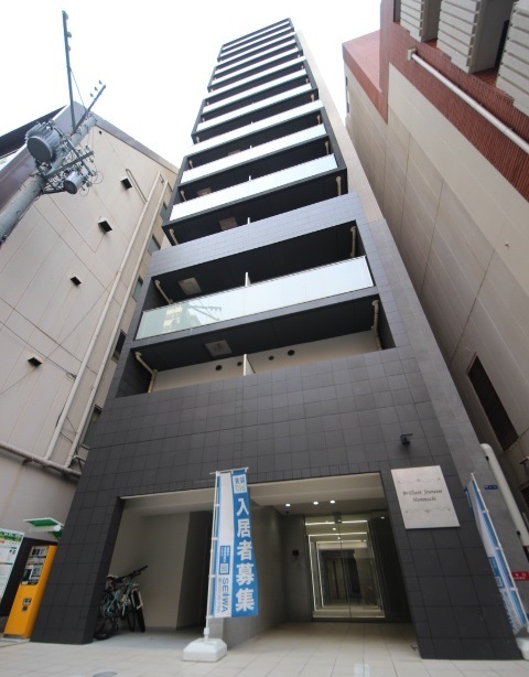 大阪市中央区備後町のマンションの建物外観