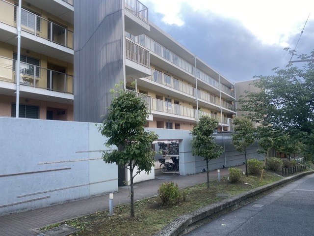 横浜市青葉区青葉台のマンションの建物外観