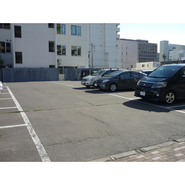 【旭川市五条通のマンションの駐車場】